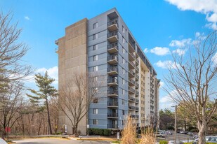 Lakeside Plaza Condominium in Falls Church, VA - Building Photo