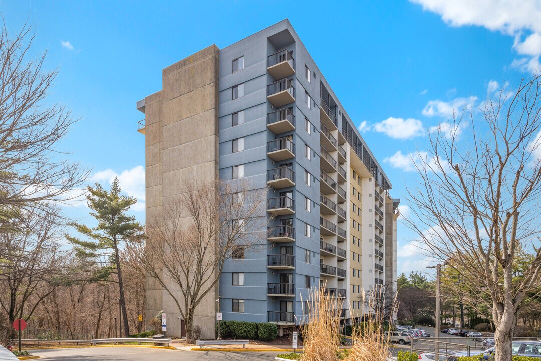 Lakeside Plaza Condominium in Falls Church, VA - Foto de edificio