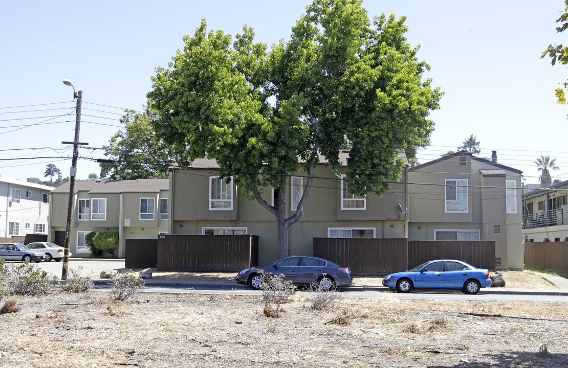 9232 Bancroft Ave in Oakland, CA - Building Photo