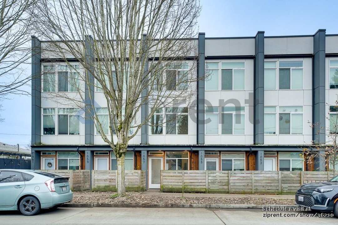 1057 S Cloverdale St in Seattle, WA - Building Photo