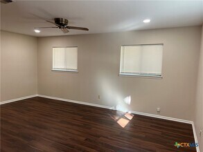 624 E Elm St in Seguin, TX - Building Photo - Building Photo