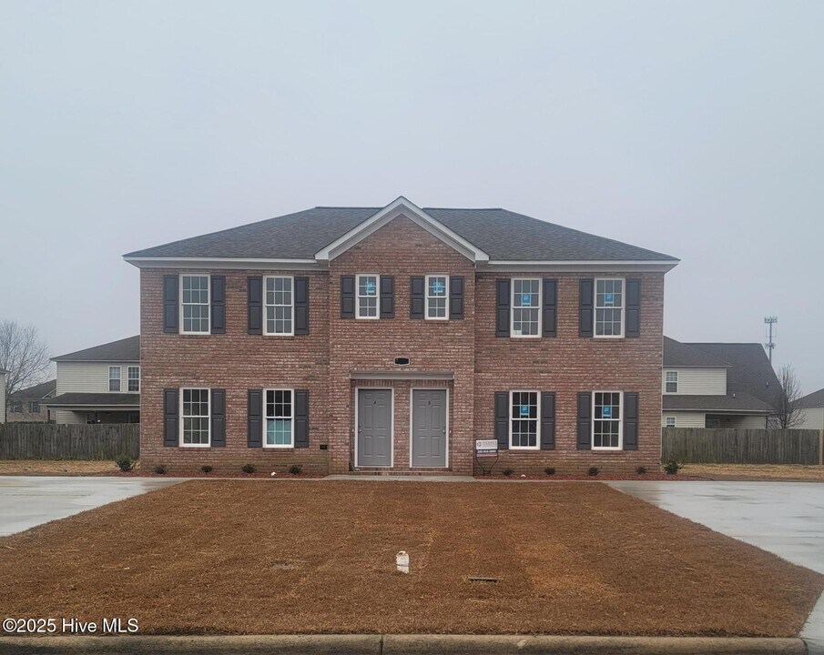 401 S Pointe Dr in Winterville, NC - Building Photo