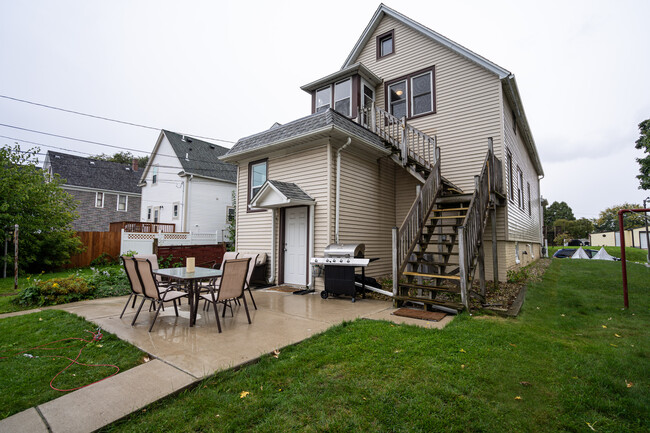 316A E Burdick Ave, Unit 1 BR with Den BayView in Milwaukee, WI - Building Photo - Building Photo