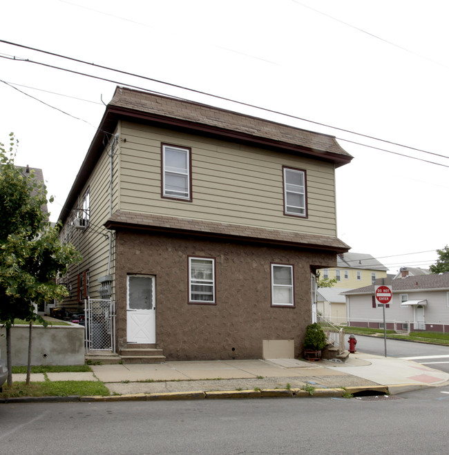 618 Thomas St in Elizabeth, NJ - Foto de edificio - Building Photo