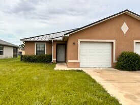626 SE 13th Ave in Cape Coral, FL - Building Photo