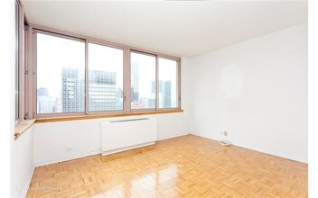 235 E 40th St-Unit -#F37 in New York, NY - Building Photo - Building Photo