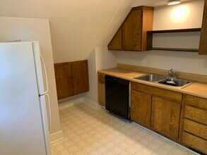 805 E Monroe St, Unit Apartment B in Bloomington, IL - Building Photo - Building Photo