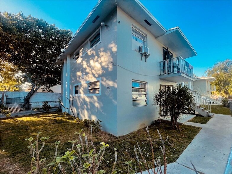 121 NE 80th Terrace, Unit 8 in Miami, FL - Building Photo