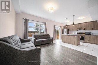 5672 Dorchester Rd in Niagara Falls, ON - Building Photo - Building Photo