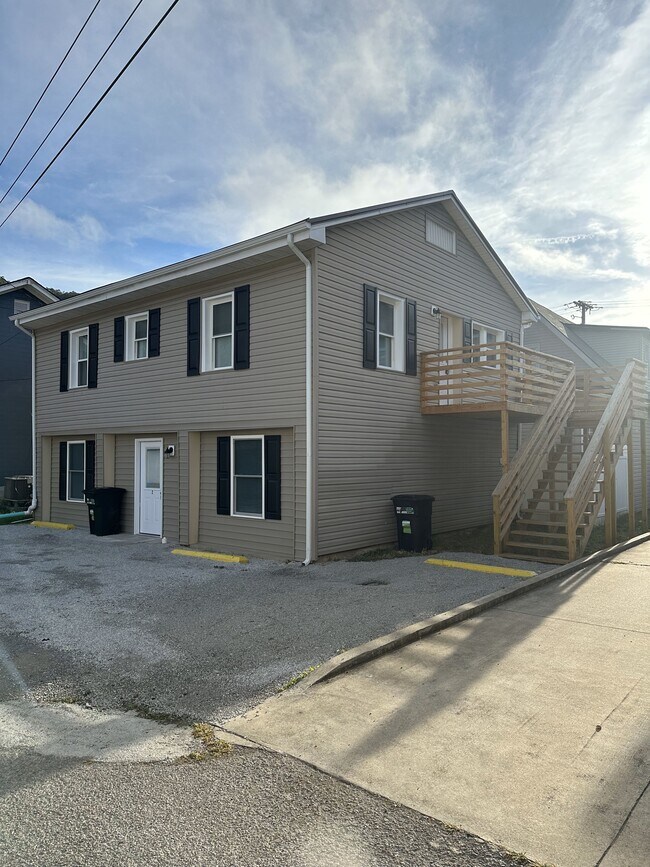 107 Violet Aly, Unit 1 in Pikeville, KY - Building Photo - Building Photo