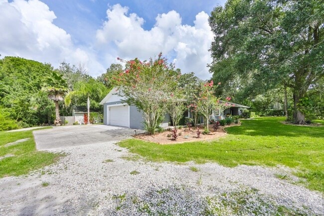 820 Crenshaw Lake Rd in Lutz, FL - Foto de edificio - Building Photo