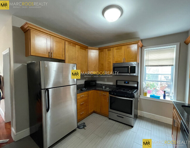 241 Maverick St, Unit 3 in Boston, MA - Building Photo - Building Photo