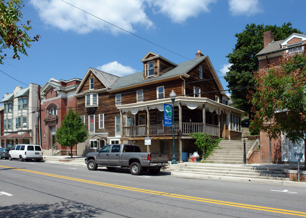 18-20 W Main St in Hancock, MD - Building Photo