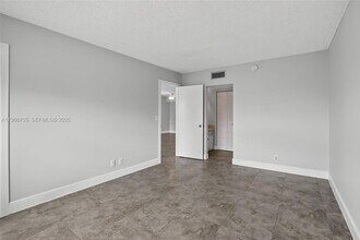 3050 NE 16th Ave, Unit 407 in Oakland Park, FL - Building Photo - Building Photo