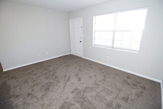 1447 E Burgess Rd in Pensacola, FL - Building Photo - Building Photo