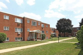 Crest Apartments in Cleveland, OH - Building Photo - Building Photo