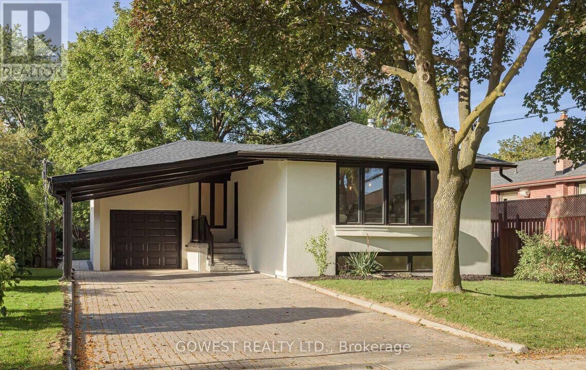 27 Hollister Rd in Toronto, ON - Building Photo