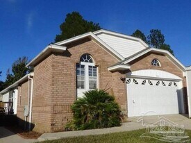 2060 Cambridge Cir in Pensacola, FL - Building Photo