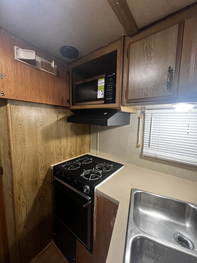 2001 NW 105th St, Unit Rv trailer