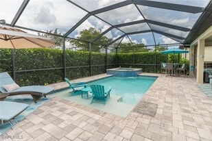 16366 Barclay Ct in Naples, FL - Building Photo