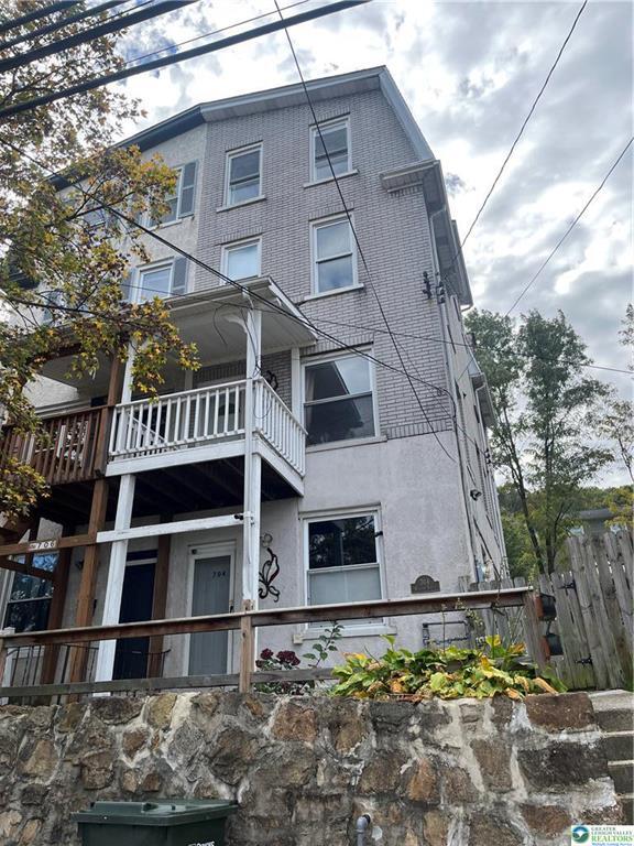 704 William St
