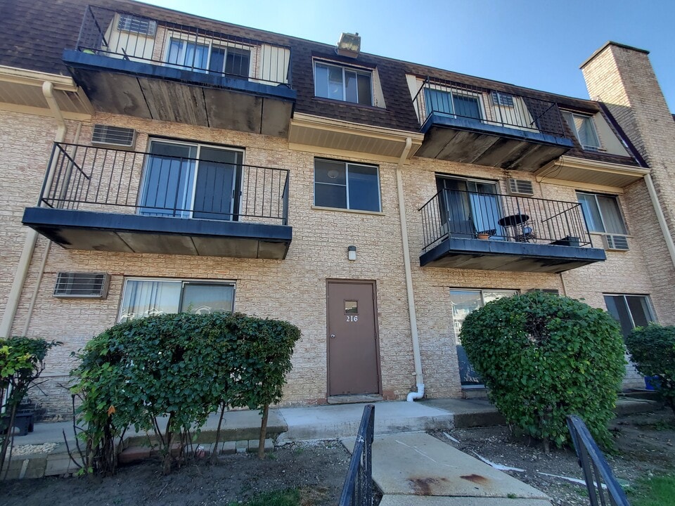 216 Shorewood Dr, Unit 2C in Glendale Heights, IL - Building Photo