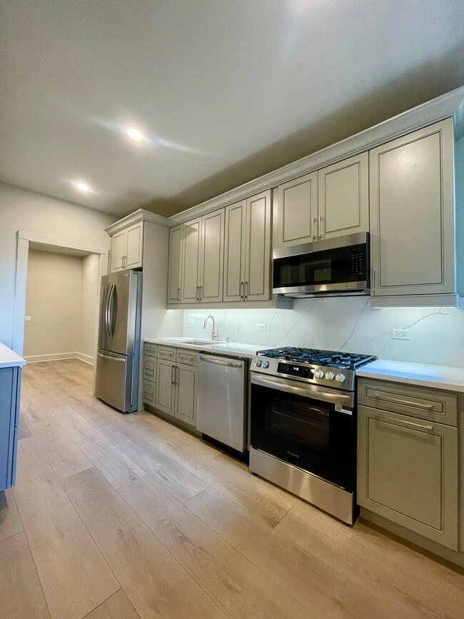 1059 W Columbia Ave in Chicago, IL - Building Photo - Building Photo