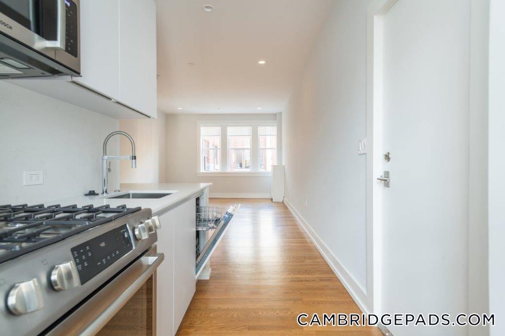 18A Forest St in Cambridge, MA - Building Photo