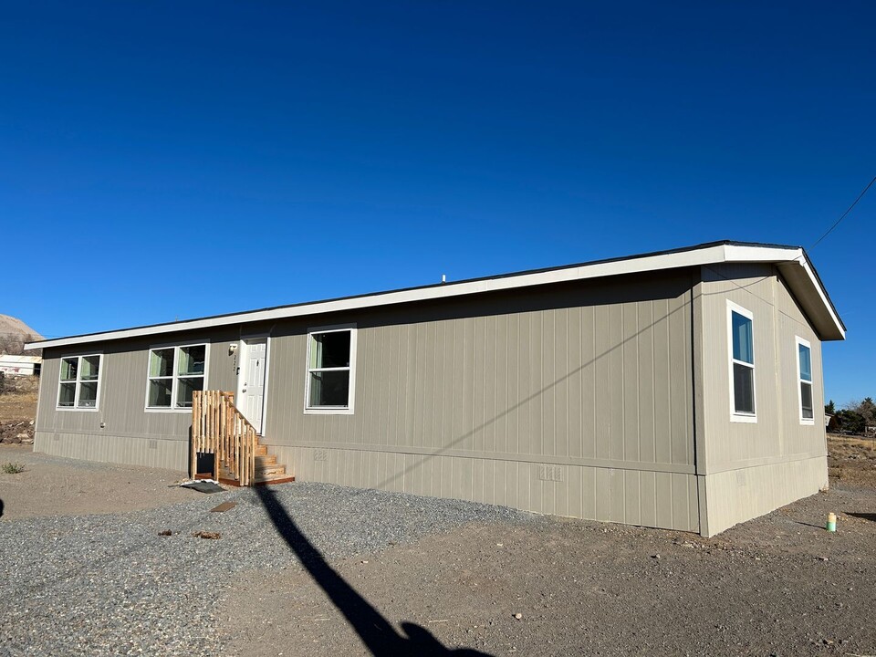 222 Elizabeth Ln in Dayton, NV - Building Photo