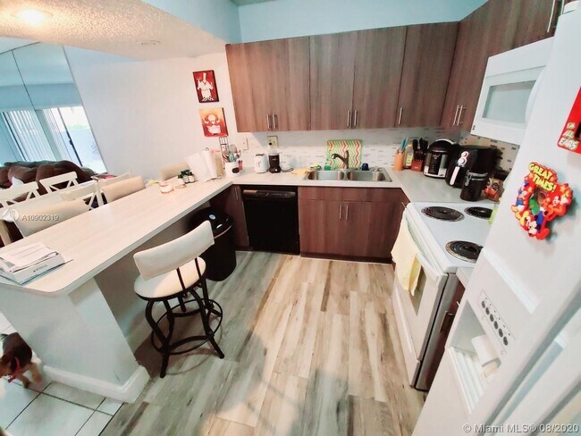 8888 SW 131st Ct-Unit -103 in Miami, FL - Foto de edificio - Building Photo
