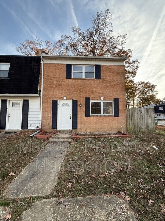 914 Anvil Rd in Fredericksburg, VA - Foto de edificio