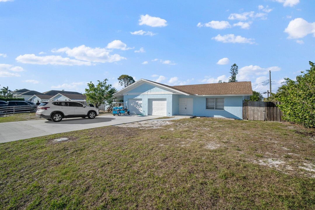 633 99th Ave N in Naples, FL - Building Photo