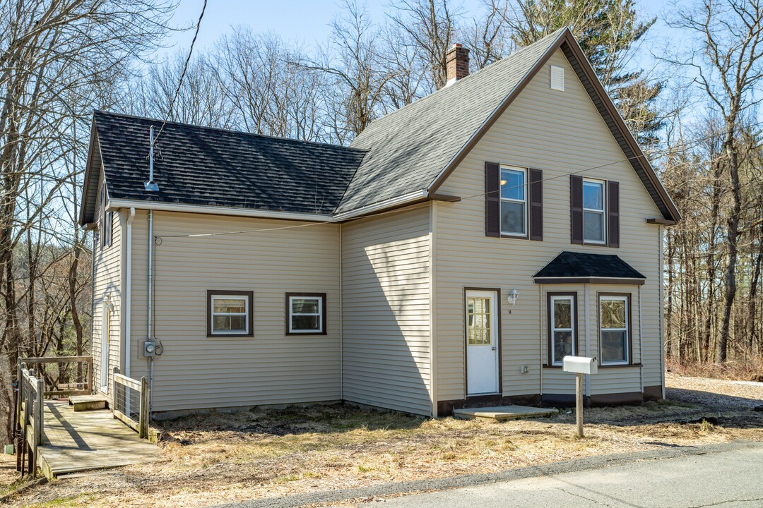 18 Munroe St in Winchendon, MA - Building Photo