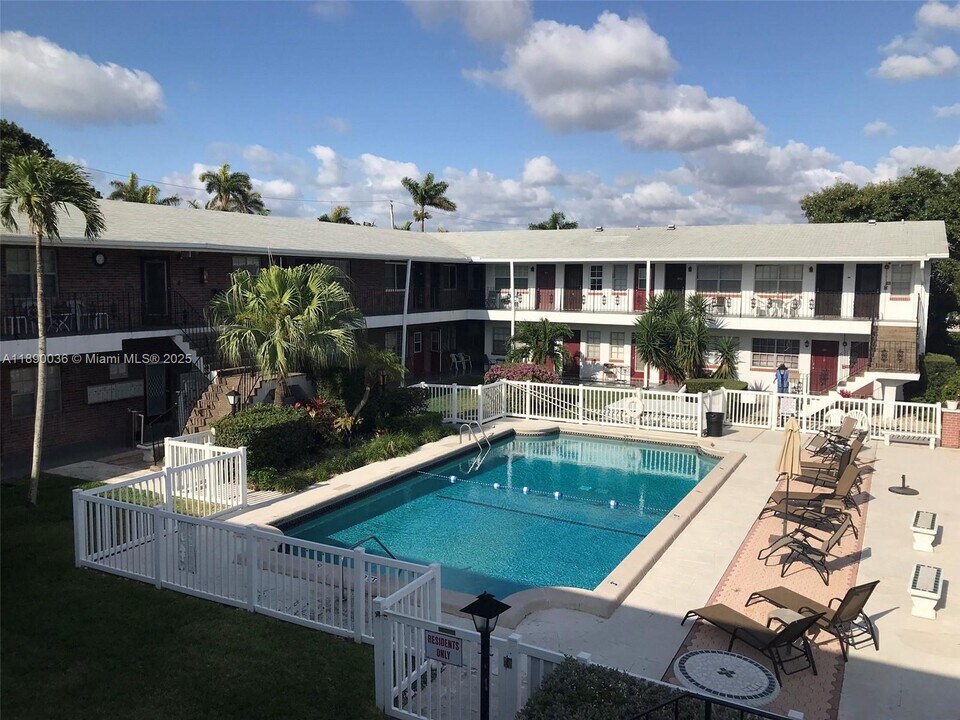 1050 Atlantic Shores Blvd in Hallandale Beach, FL - Building Photo