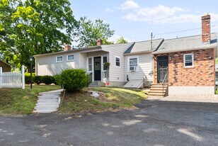 160 Beecher St in Southington, CT - Building Photo