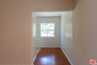 1316 1/4 S Barrington Ave in Los Angeles, CA - Building Photo - Building Photo