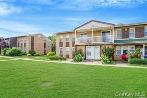 89 Artist Lake Dr in Middle Island, NY - Building Photo