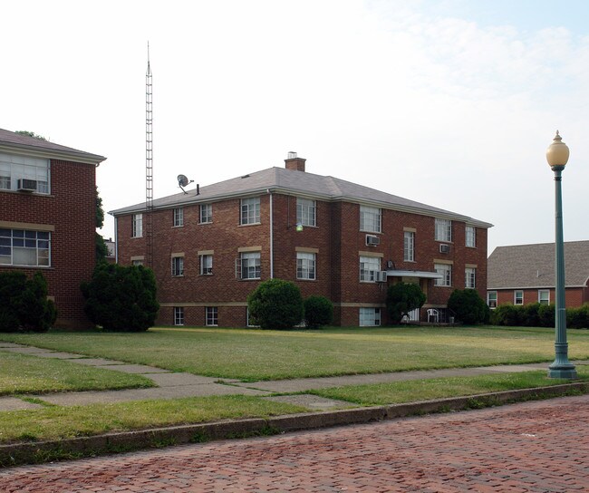 112 Harter Ave NW in Canton, OH - Foto de edificio - Building Photo