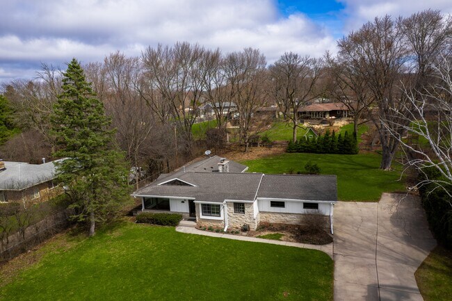 2428 S Root River Pkwy in West Allis, WI - Building Photo - Building Photo