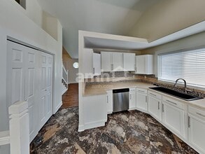 5806 S Stone Flower Way in Kearns, UT - Foto de edificio - Building Photo