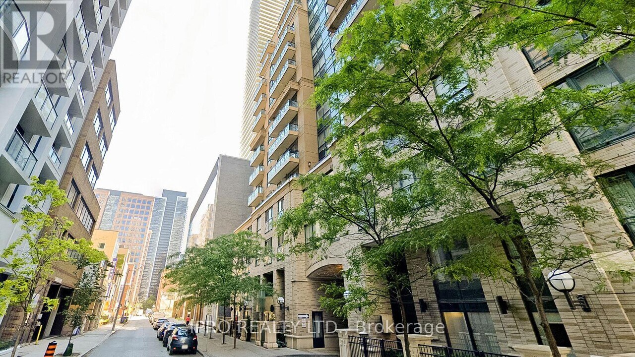 35-135 Hayden St in Toronto, ON - Building Photo