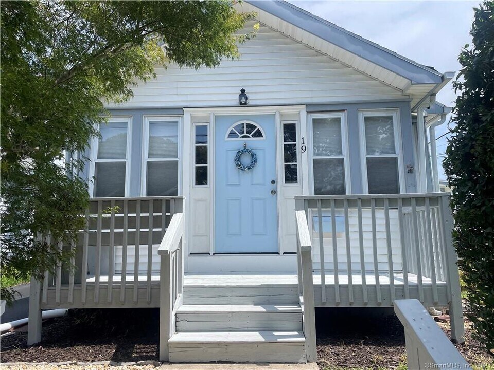 19 Orland St in Milford, CT - Building Photo