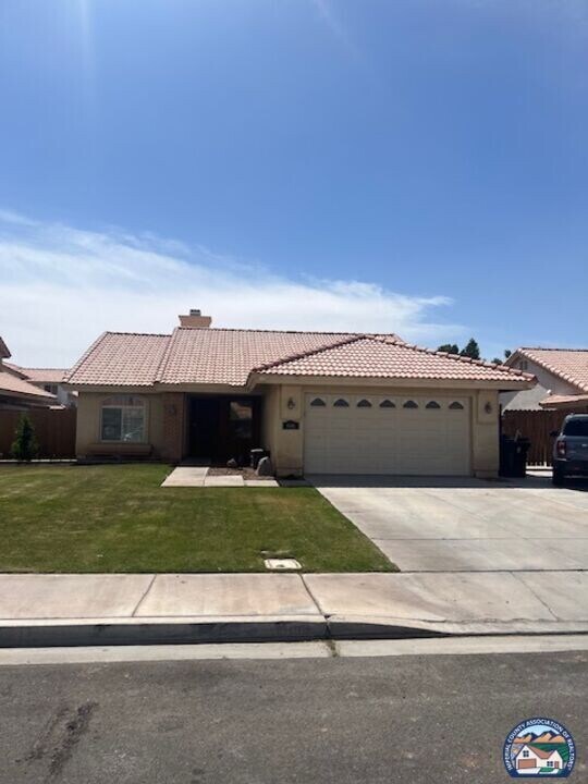 606 Wisteria Ct in Imperial, CA - Building Photo