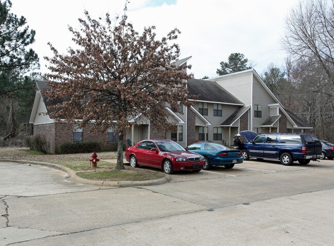 Red Oaks Apartments in Holly Springs, MS - Building Photo - Building Photo