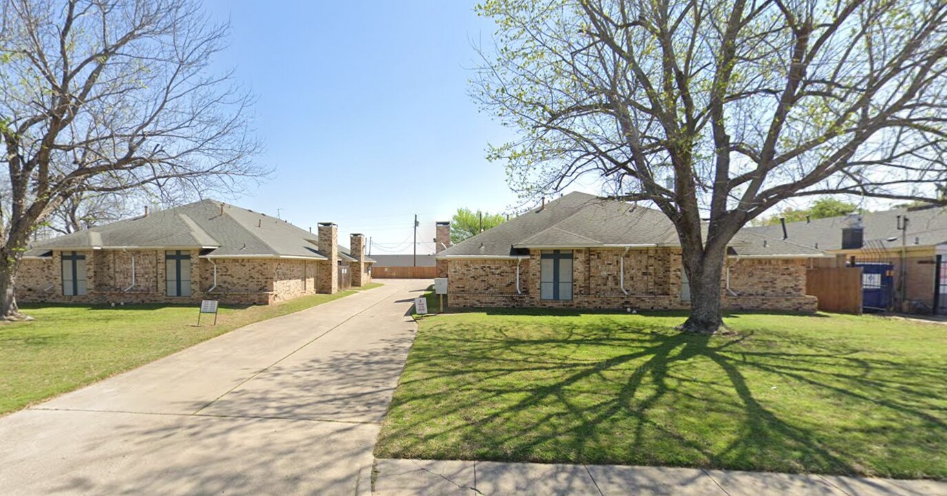 1212 S Rogers Rd in Irving, TX - Building Photo