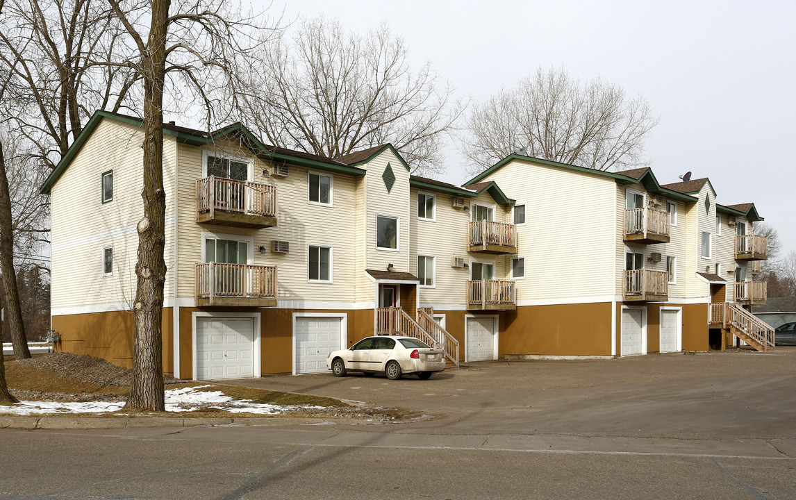 Belland Woods in Vadnais Heights, MN - Building Photo