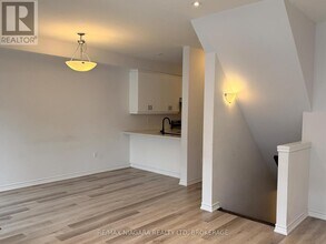 461 Blackburn Dr in Brantford, ON - Building Photo - Building Photo