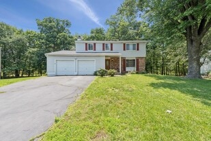 115 S Dickenson Ave in Sterling, VA - Building Photo