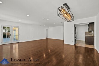 7800 Lindley Ave in Los Angeles, CA - Building Photo - Building Photo