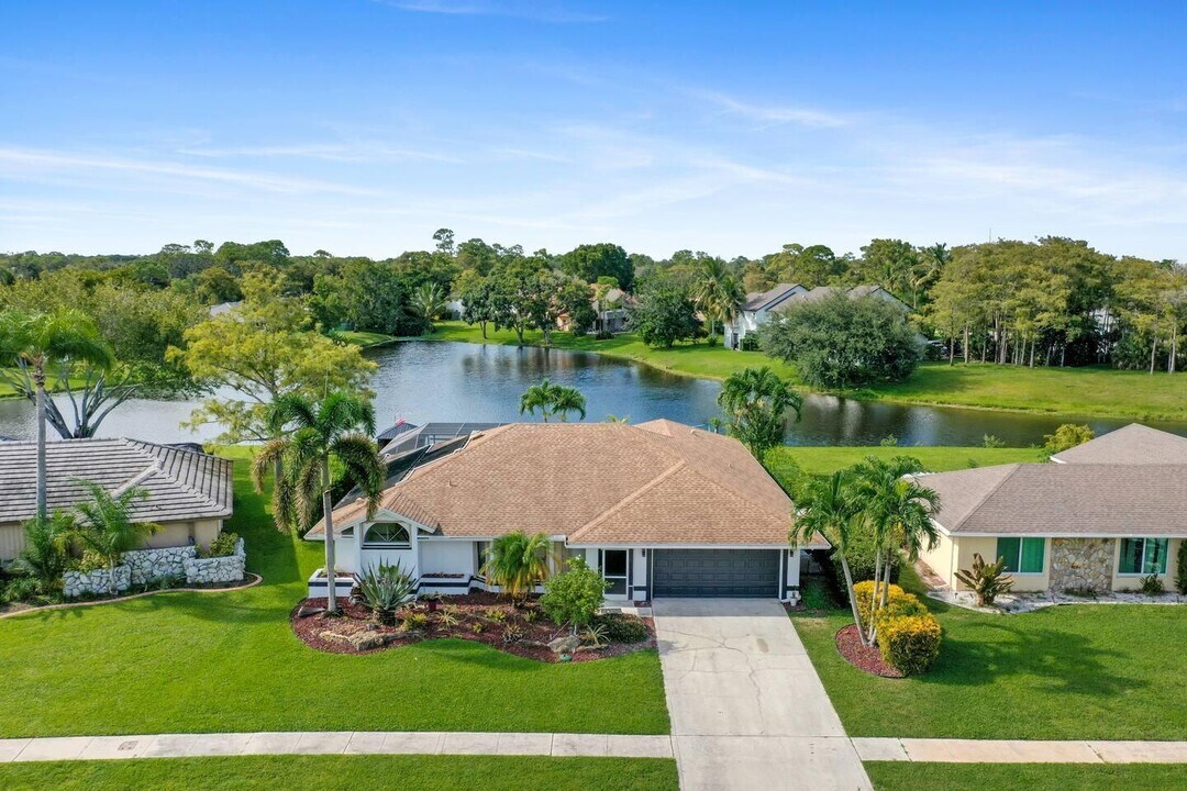 13947 Geranium Pl in Wellington, FL - Building Photo